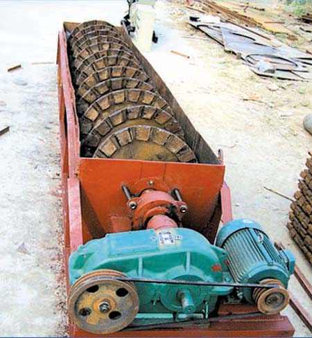 水(shuǐ)輪洗沙機(jī)工(gōng)作(zuò)場(chǎng)