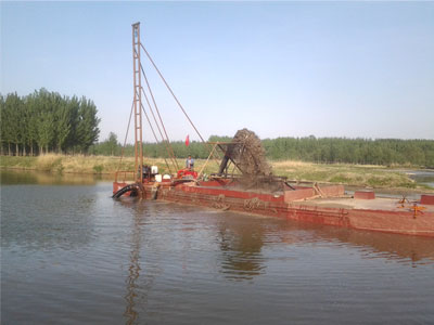 工(gōng)作(zuò)中的(de)吸沙船(chuán)