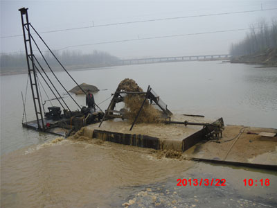 工(gōng)作(zuò)中的(de)吸沙船(chuán)